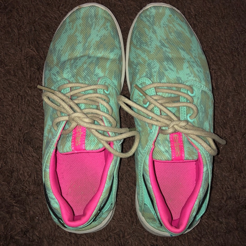 Tennis shoes